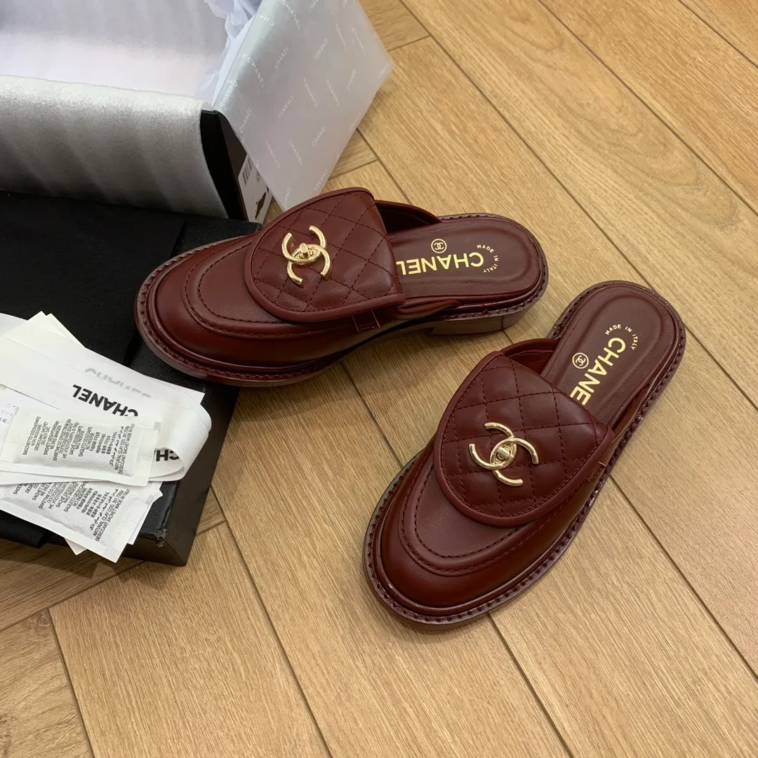 👟👟Ex-factory price 560👟👟 🍀 The official website is updated simultaneously with high version, CHANEL Chanel's new top-quality autumn shoes and slippers series in early spring____________ is a must-have hot item for fragrance families in spring and autumn, the goddess series, with the elegant and ladylike temperament of fragrance families, super attractive, irresistible, and exciting... ▪️The upper is imported cowhide/butter/patent leather, high-end and texture ➕Original molded hardware buckle ➕Electric embroidery ▪️The lining is imported lambskin, soft and comfortable ▪️Original molded version, Italian genuine leather outsole🇮🇹 ▪️Number of codes: 34-42 (34 40 41 42 is custom-made, non-refundable and non-exchangeable) Multiple colors are available, you can also place an order with the picture